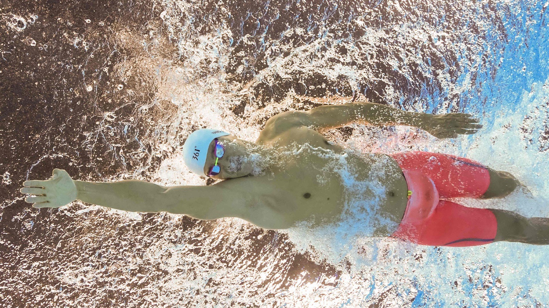 英超争冠与上海翻盘，体育叙事中的不可能如何重塑现实